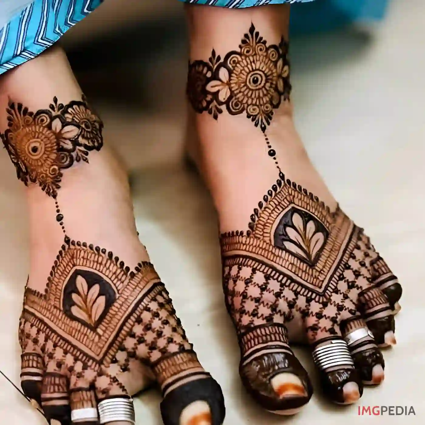 Flower Mehndi Design For Legs