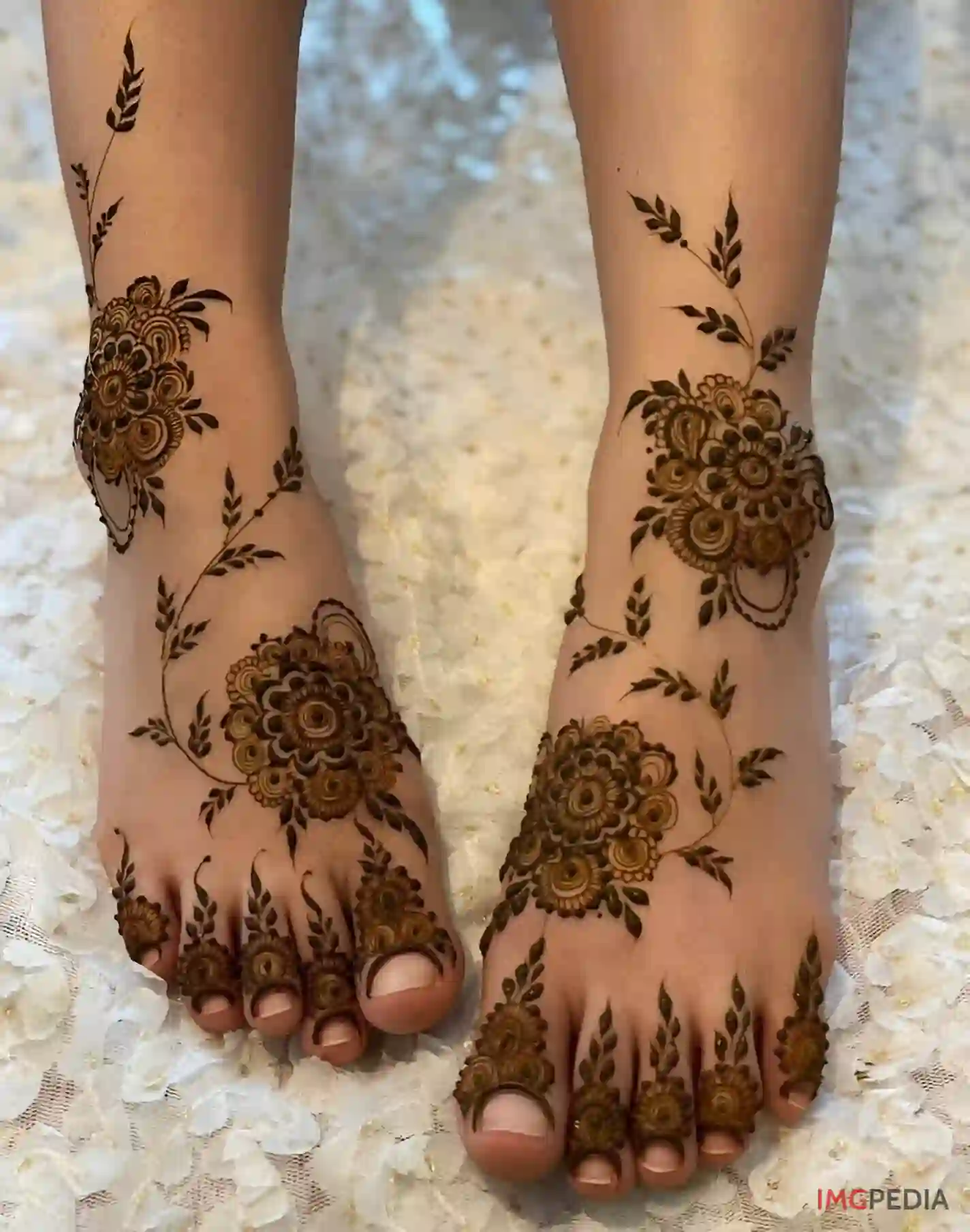 Easy Flower Mehndi Design For Legs