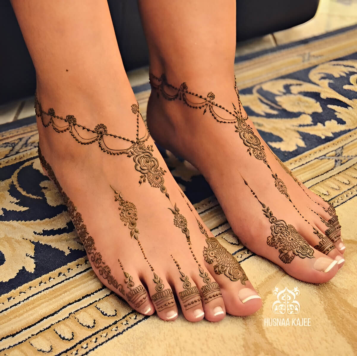 Minimalistic mehandi design 1