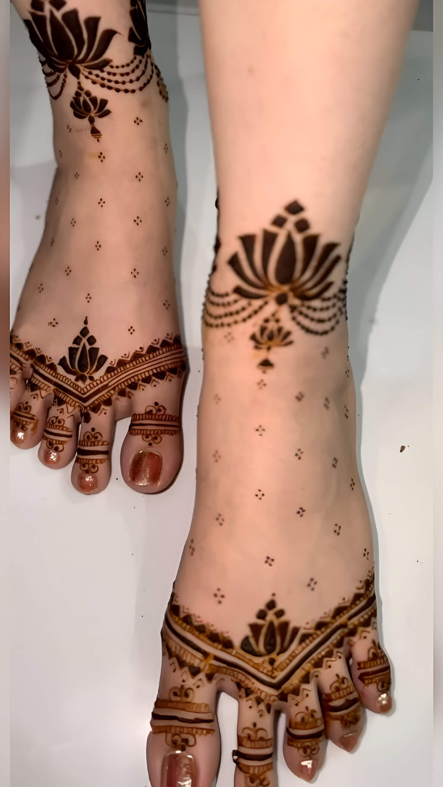 Minimalistic mehandi design 2