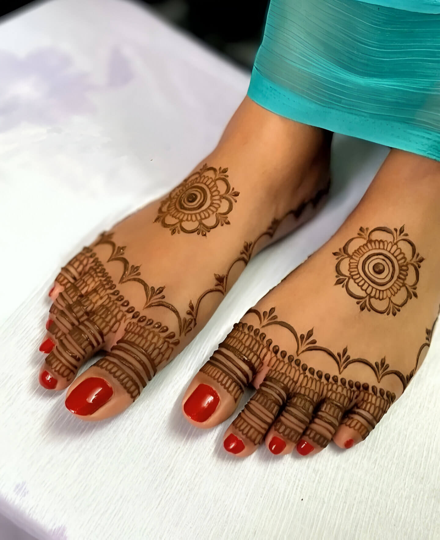 Minimalistic mehandi design 5