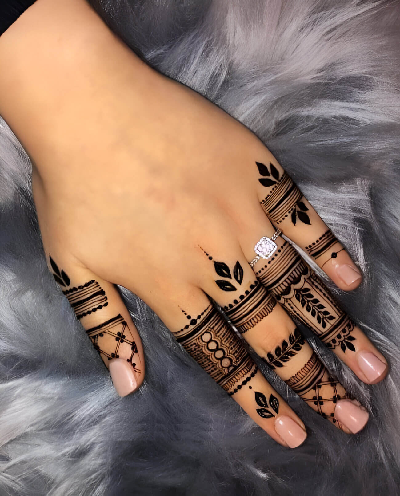 Minimalist fingers mehndi Designs 1