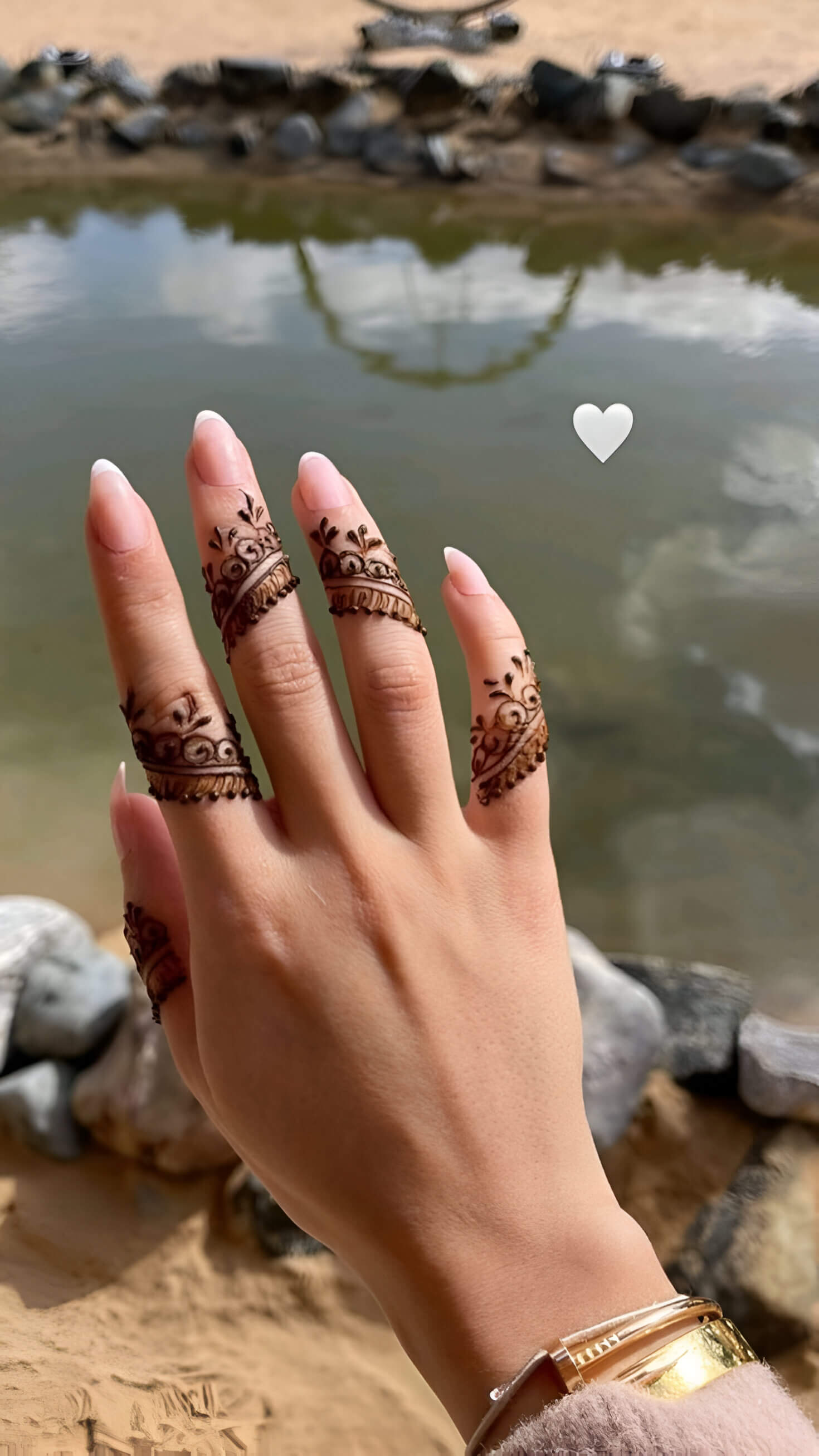 Minimalist fingers mehndi Designs 5