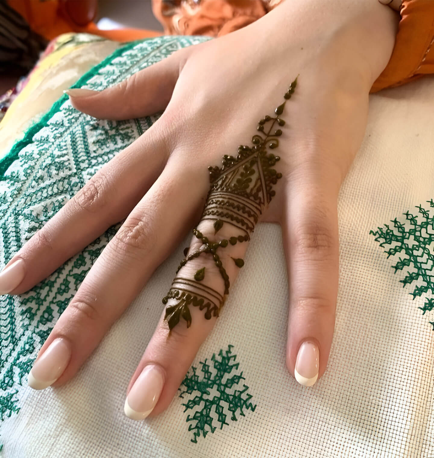 Minimalist fingers mehndi Designs 8