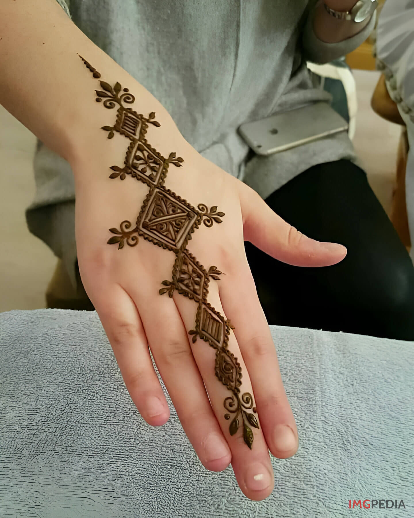 Simple Geometric Shapes mehandi design 3