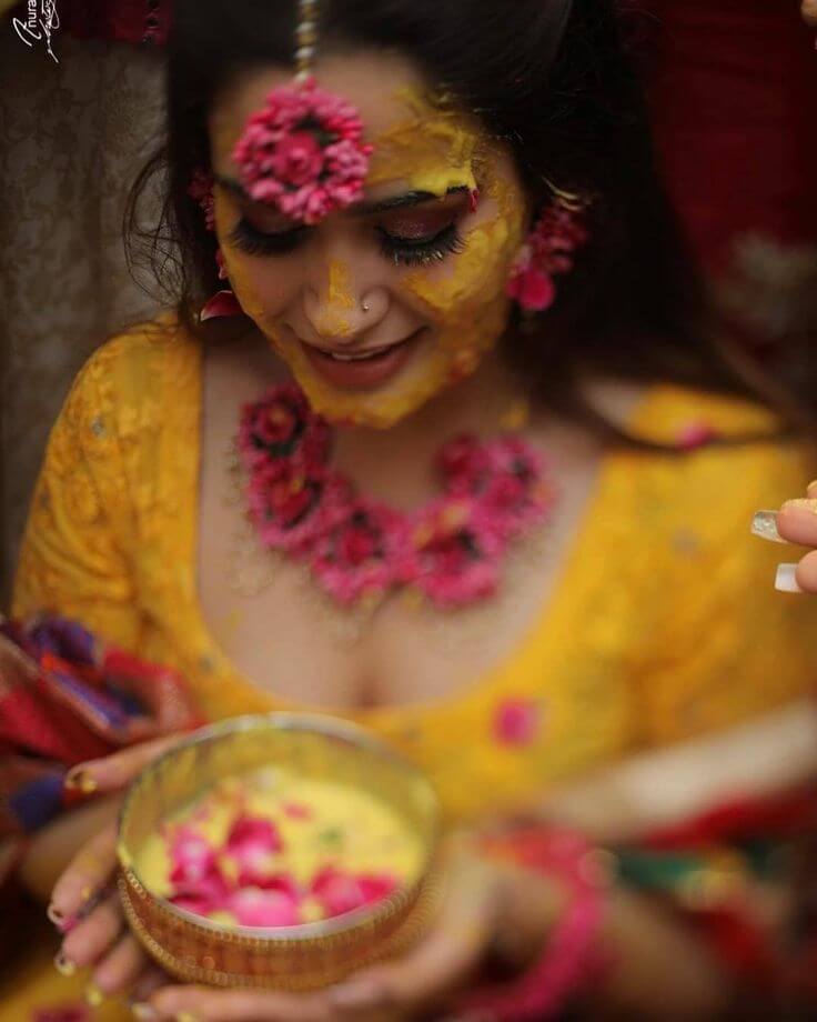 Single Haldi Poses for Bride 5