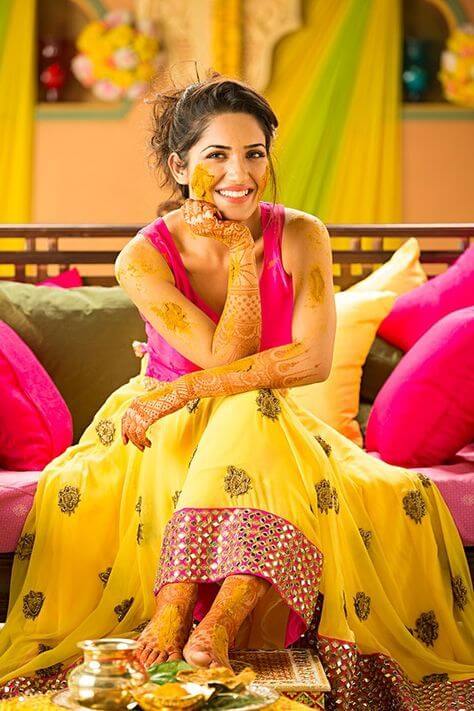 Single Haldi Poses for Bride 6