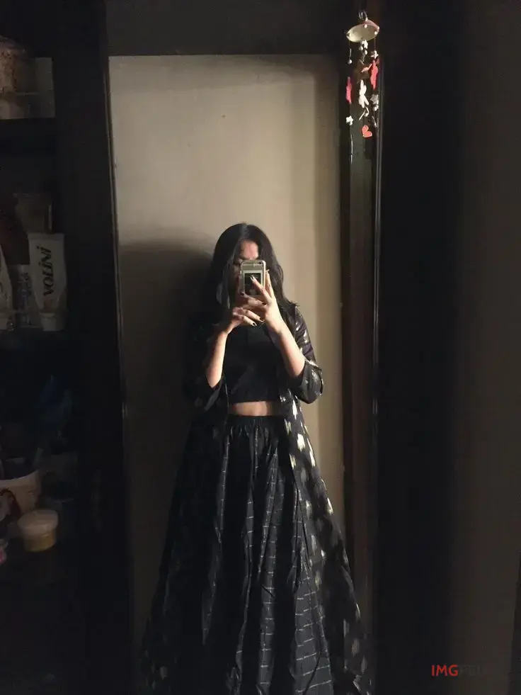 Instagram Hidden Face Girl Mirror Selfie In Lehenga